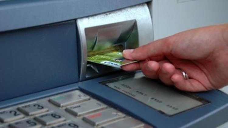 Хлапаци задигнаха дебитна карта, два пъти изтеглиха пари