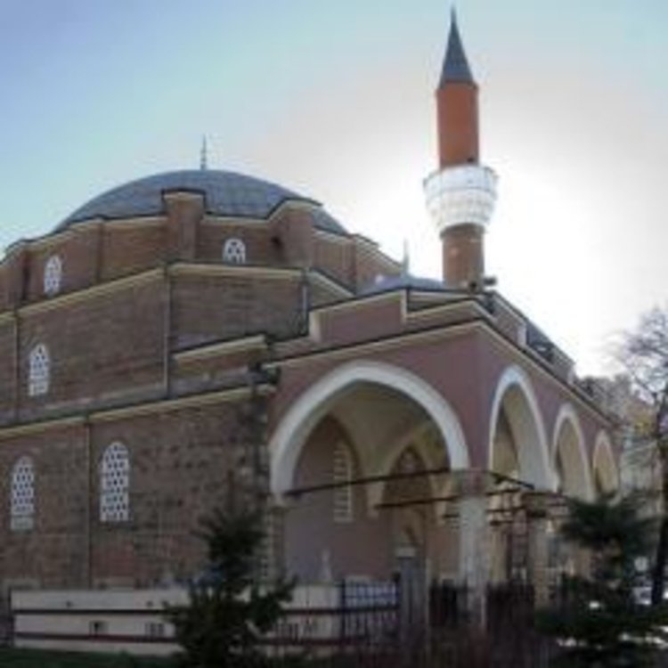 Спецчасти блокираха джамията в София