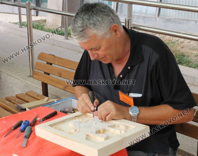 Уникални дърворезбовани икони показва майстор от Карлово в Димитровград