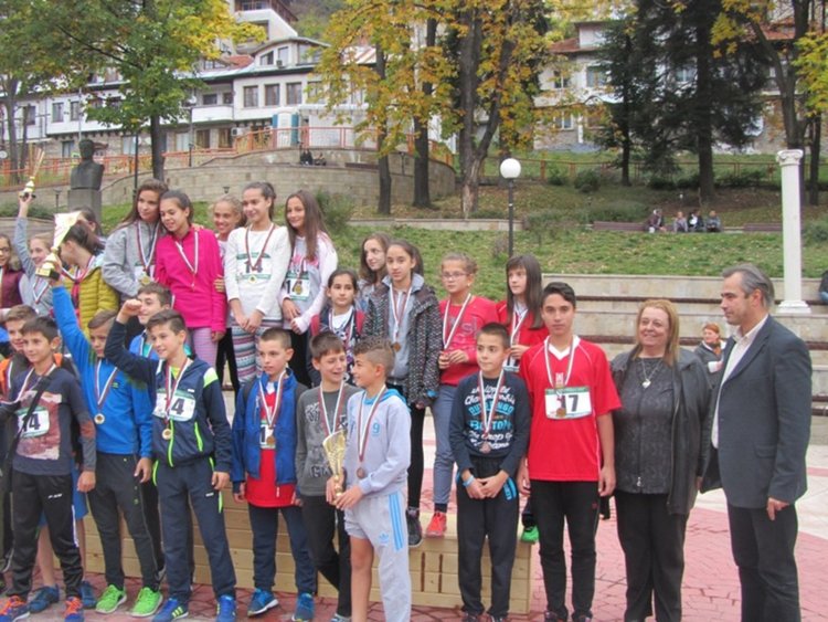 500 деца от смолянските училища пробягаха трасето от площад "България" до площад "Свобода"