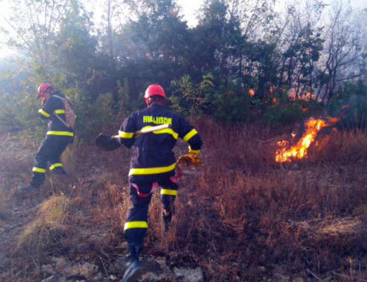 Два пожара заради небрежни стопани, палили огън в нивите
