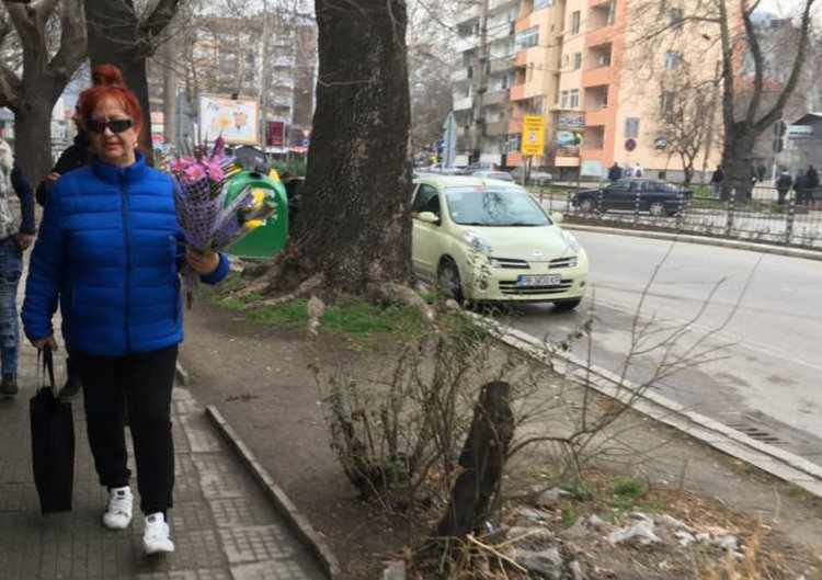 Осмомартенско настроение в Асеновград: Жени и цветя, цветя и жени (Снимки)
