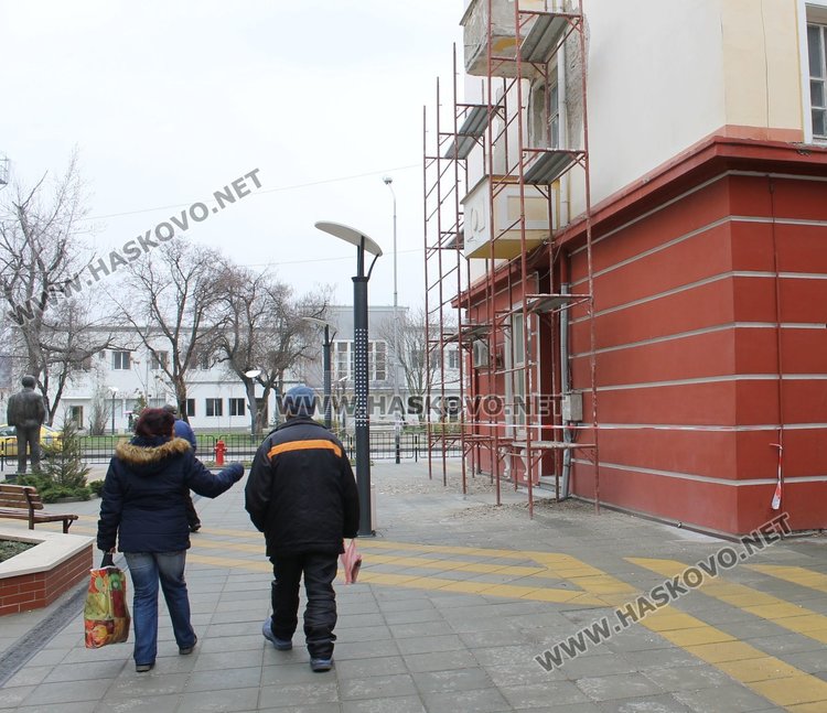 Взеха мерки срещу рушащата се мазилка на театъра в Димитровград