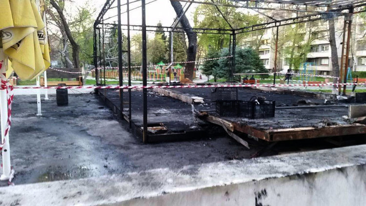 Пожар изпепели заведението в парка на ул. "Цар Освободител" (Снимки)