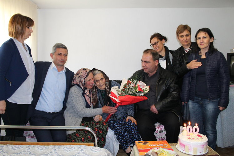 4-има столетници в Баните, най-младата – Хайрие, днес навъртя стоте