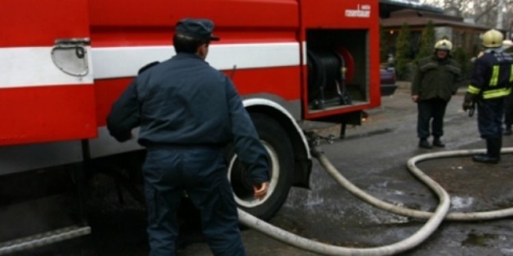 Екипи на пожарната работиха по запушена шахта и наводнено мазе в Смолян