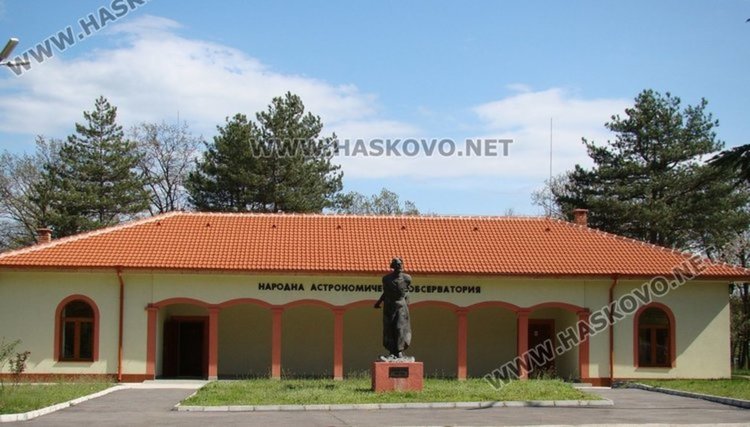 Стефан Димитров дари книги на Планетариума в Димитровград