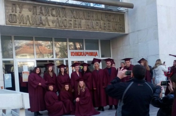 147 абсолвенти от филиал „Любен Каравелов” получиха дипломите си на тържествена церемония