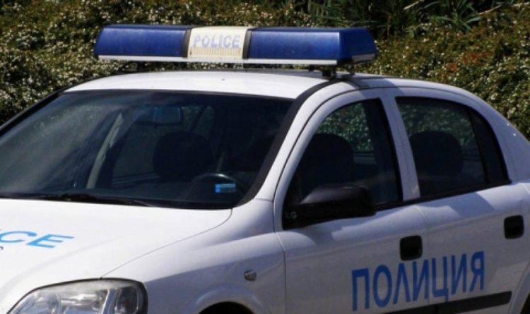 Младеж хвърли дрога от кола пред полицаи, закопчаха го