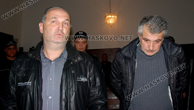 Шефът на Държавния архив на съд за иманярство