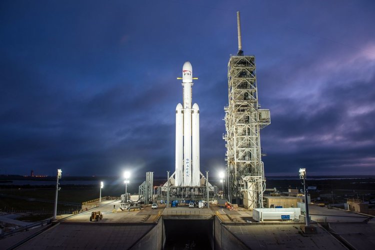 Вижте какво праща на Марс Илон Мъск с първия полет на Falcon Heavy (видео)