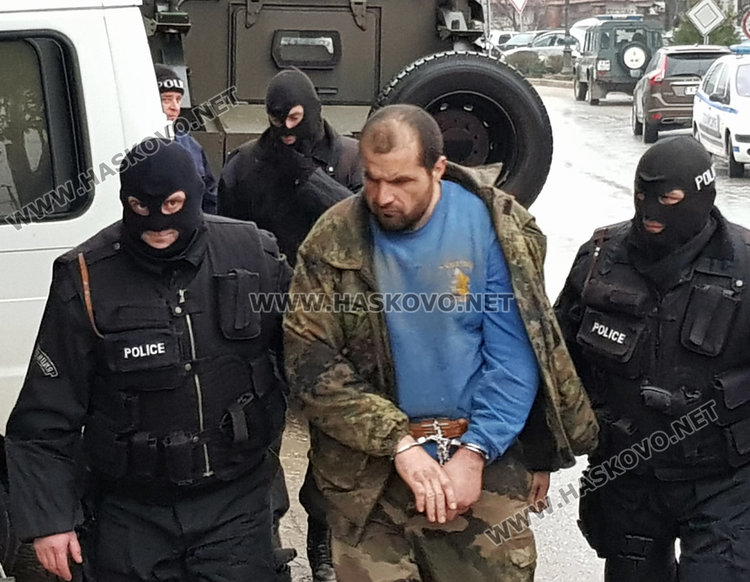 Адвокатът на легионера: не е взимал на мушка полицаи