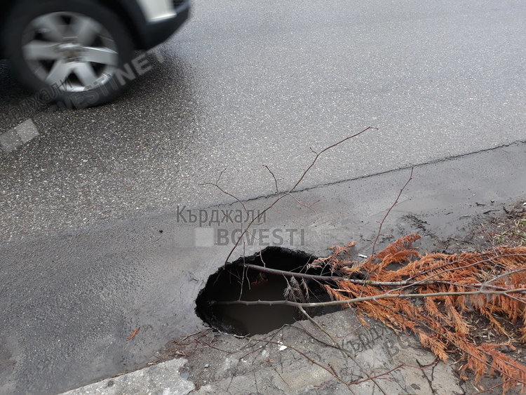Подхващат дупките по улиците в Кърджали