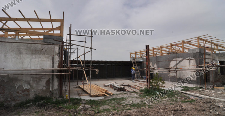 Започнаха кучешкия приют в бившата ОСМА