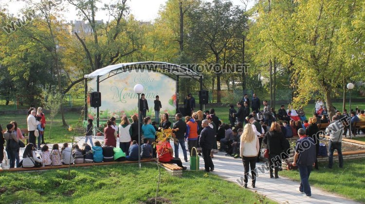 Събират хартия за изграждане на спортна площадка