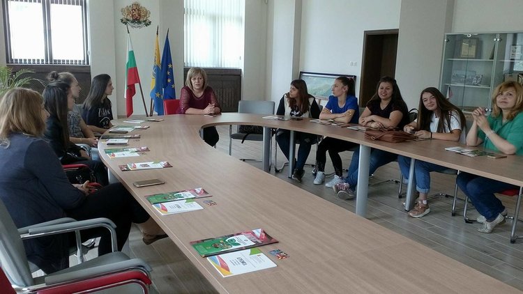 Ученици от СУ "Св. св. Кирил и Методий" се запознаха от близо с работата на общинската администрация