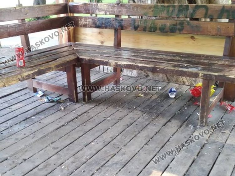Градската градина тъне в боклуци, беседката е опасна