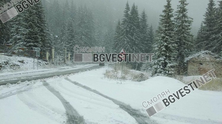 Нужни са още мерки за зимата: дублират се снегорини, камиони засядат в преспи 