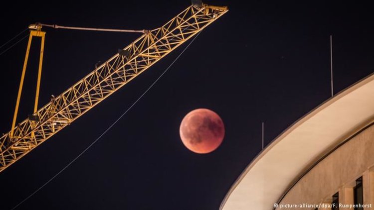 Не е шега: китайците строят изкуствена луна