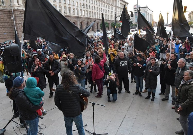 Майките празнуват с викове „Победа“ на „Орлов мост“