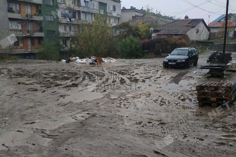 Кални реки заливат детска градина „Дъга“, майки и деца шляпат в мръсотия