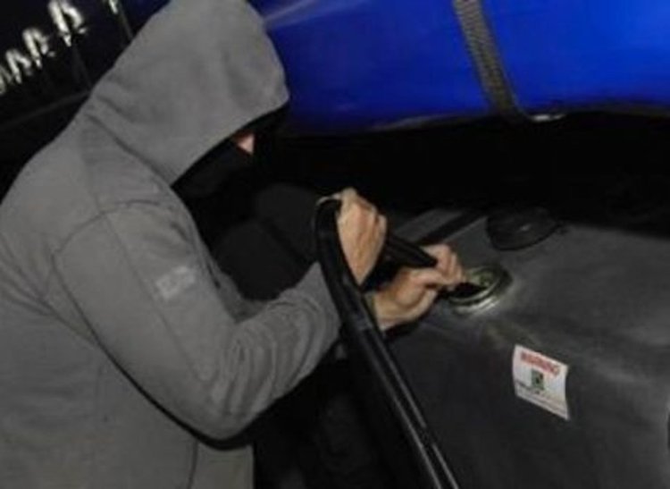 Кърджалиец си източва „Мерцедес“ в центъра на града за джобни