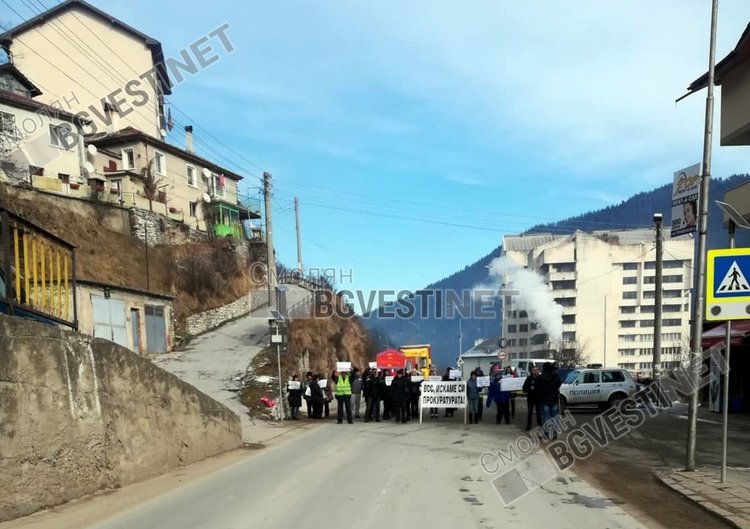 В Чепеларе затвориха главния път за Пловдив, искат да запазят прокуратурата в града