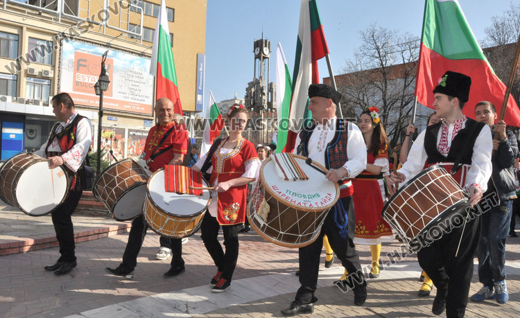 Пъстро шествие огласи града към Хайдушката софра