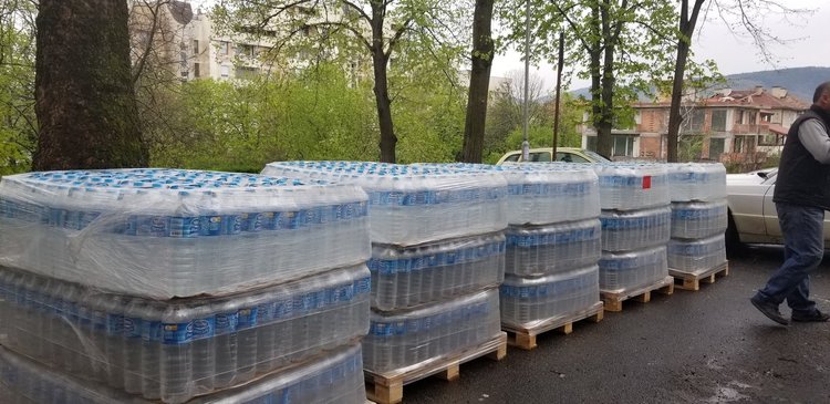 Кърджалийски фирми дариха минерална вода за болницата в Кърджали за Великден
