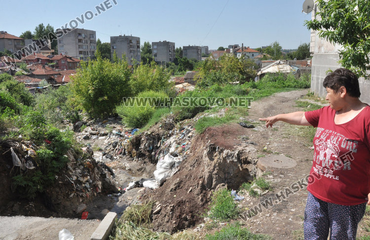Пороите рушат улица край блок. Общината обмисля разчистване на дерето в "Република"