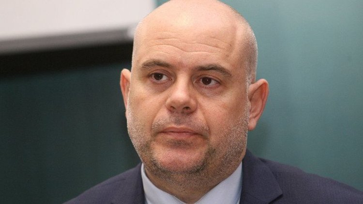 Служител на "Военна информация" возил и снабдявал с данни бизнесмен