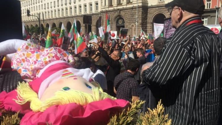 Протест на родители блокира центъра на София 