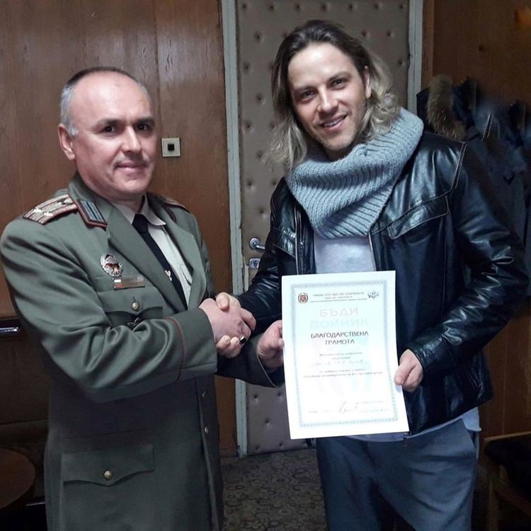 Николай Манолов с благодарственo писмо от ген. Андрей Боцев за кампанията "Бъди войник"