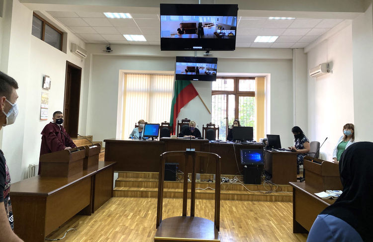 Онлайн съдебно заседание за откраднати маратонки 