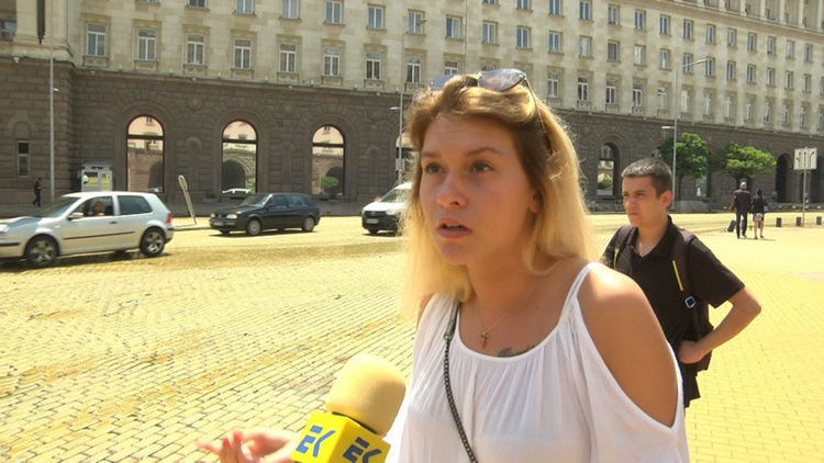 Пред ЕвроДикоф: Говори протестиращата, пребита от полицаи