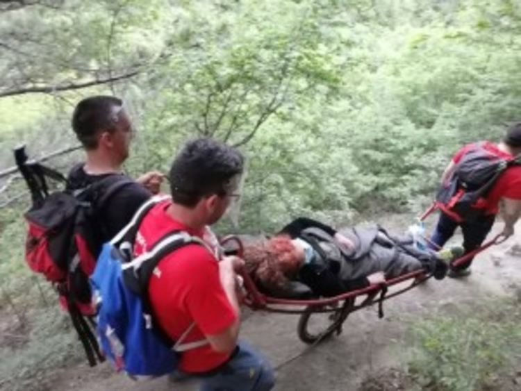 Спасители пренесоха пострадала туристка, контузила си крака при поход