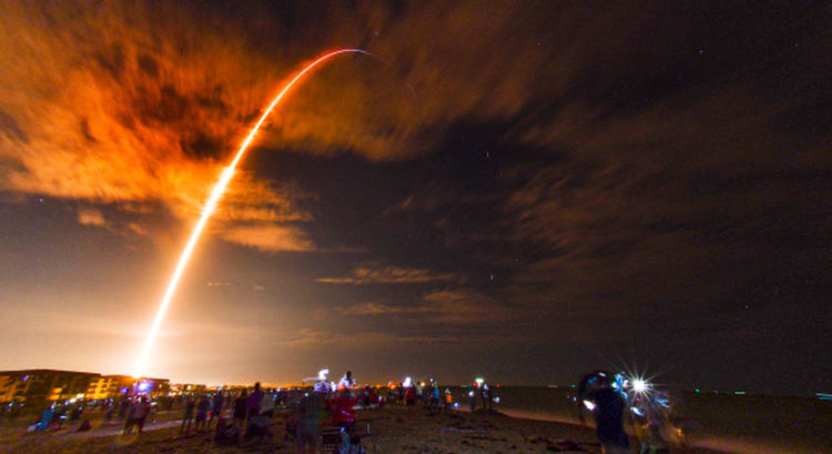 SpaceX изстреля успешно първия си космически кораб на оперативна мисия до МКС