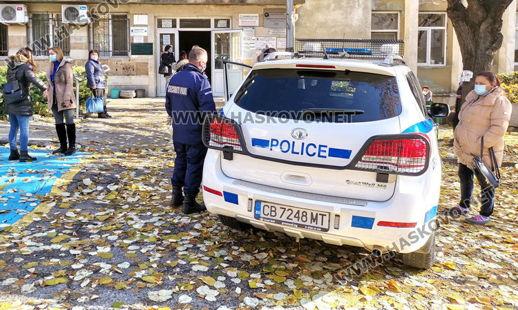 Глобиха две жени без маска пред социалната служба в Хасково
