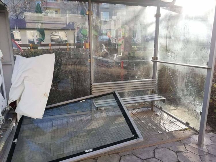 Арестуваха мъж, счупил два кафе автомата и автобусна спирка
