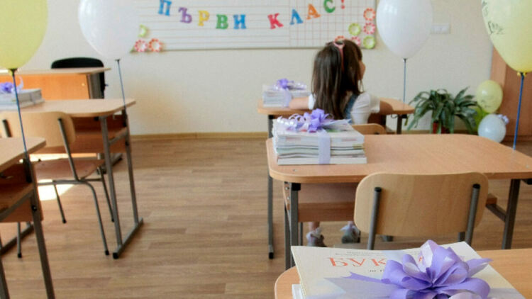 Еднократната помощ за ученици в първи и осми клас вече може да се заяви електронно
