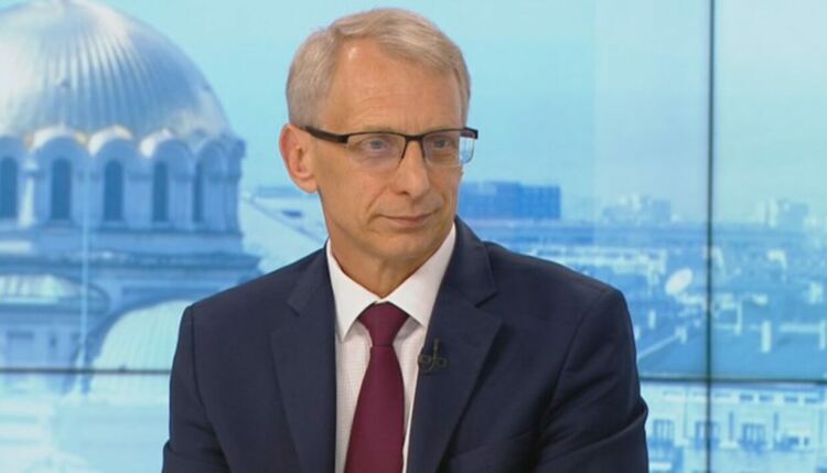Министър Денков: При 10% заразени ученици или учители преминаваме към онлайн обучение