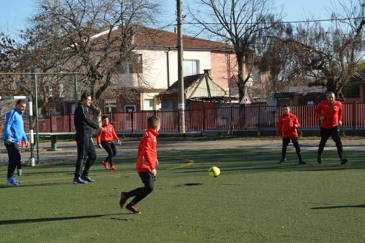Срещу бащите си играха малките футболисти на "Борислав"