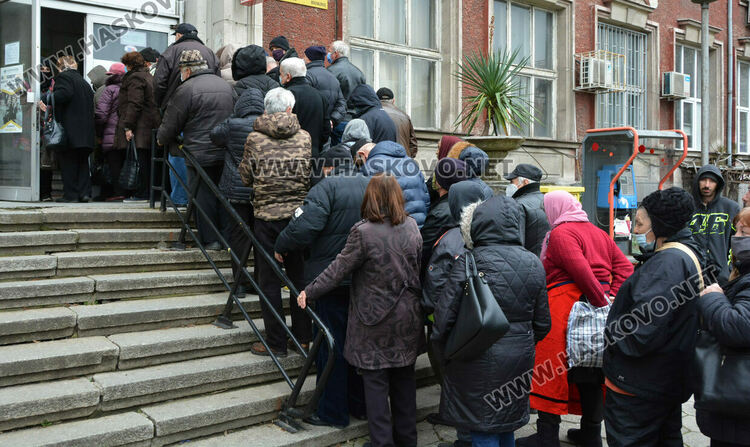 Напрежение и нерви на опашката пред пощата в първия ден за пенсии в Хасково