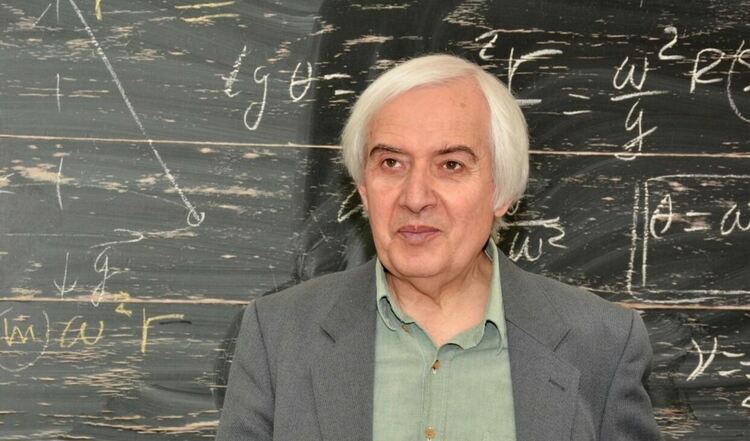Учителят Теодосий Теодосиев: Ще оцеляват хората с липсващи в интернет умения и таланти