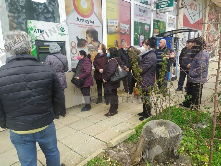 Стотици пенсионери получиха вчера в Кърджали добавка от 75 лева за ваксиниране