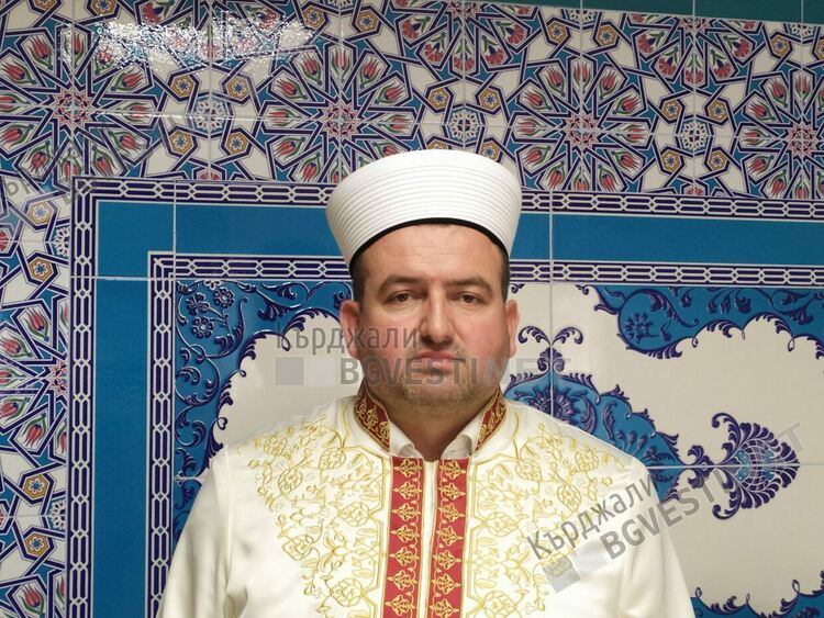 Молитва за мир дуа ще се отслужи днес по обед в двете джамии в Кържали, започва дарителска кампания за бежанците