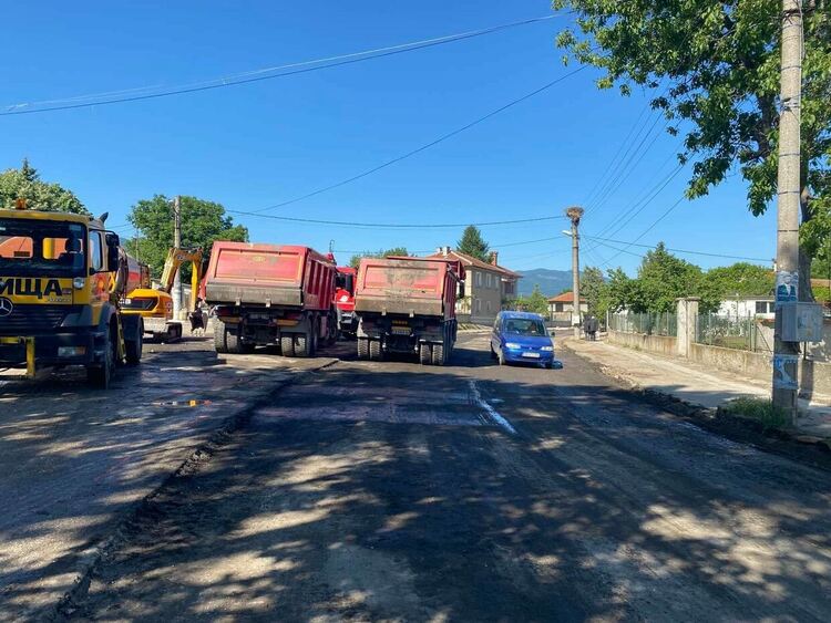 Ремонтните дейности на пътя Асеновград – Дълбок извор продължават