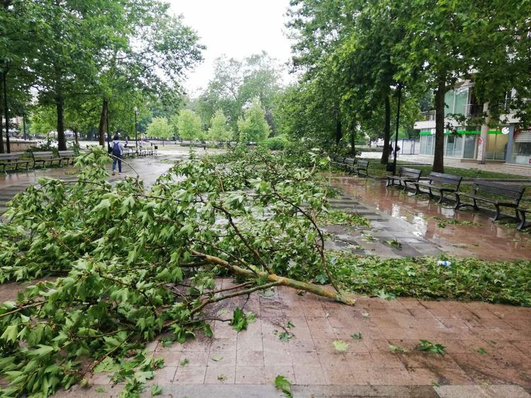 Мощна буря с градушка удари Русе