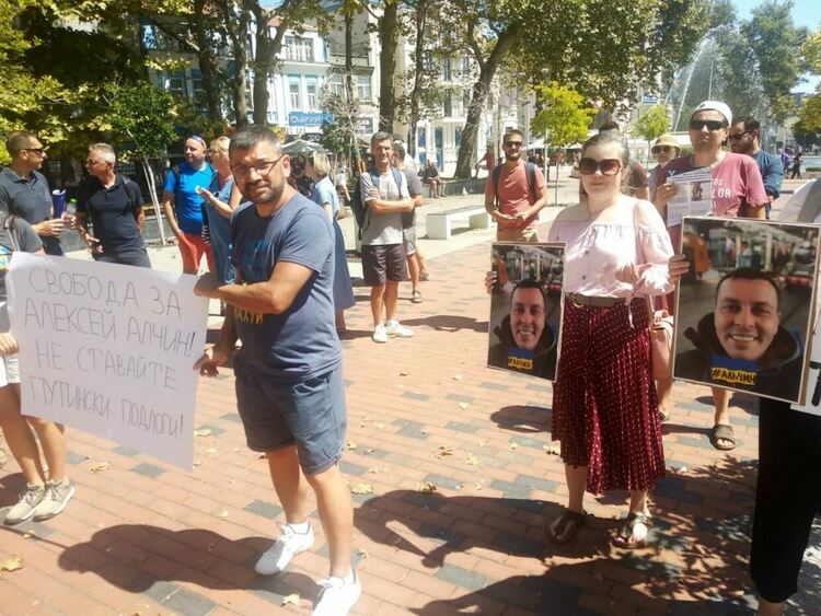 "Удар по авторитета на България". Граждани искат Радев да даде убежище на руснака Алексей Алчин