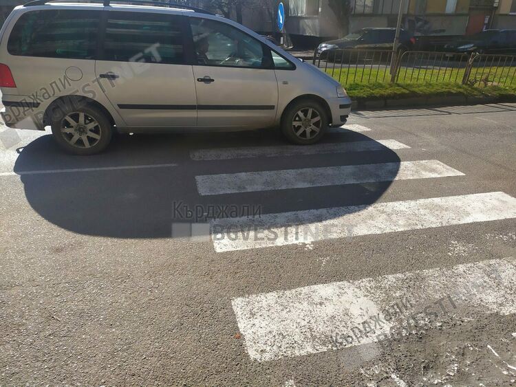 Верижна катастрофа пред пешеходна пътека в Кърджали